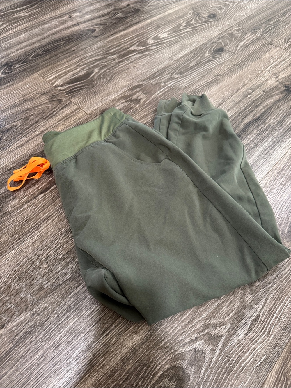 Olive figs jogger scrubs